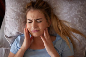 femme ayant un bruxisme pendant le sommeil